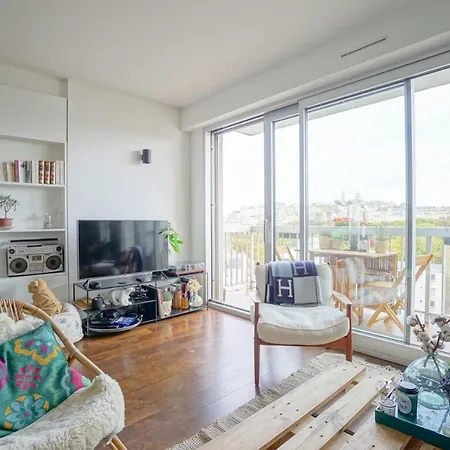 Nice Apartment With Balcony And View On Paris Apartment *